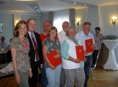 v. l.: MdB Bätzing-Lichtentäler, Kreisvorsitzender Hundhausen, H. Düber, B. Herrmann, E. Jung, E. Düber, K.-H. Steinau