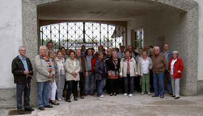 Unser Bild zeigt die Reisegruppe am Eingangstor der KZ-Gedenkstätte in Dachau.