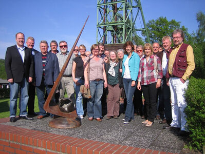 Museumsleiter Achim Heinz (rechts) empfing die Gäste vor dem Förderturm des Kreisbergbaumuseums.