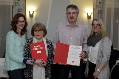 Gerda Schmidt und Hans-Georg Sayn (Mitte) wurden für 25-jährige Mitgliedschaft von Sabine Bätzing-Lichtenthäler (links)